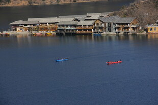 湖畔度假屋与水上皮划艇