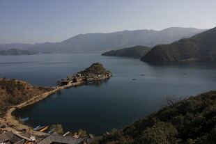 湖畔青山环绕的美丽景致