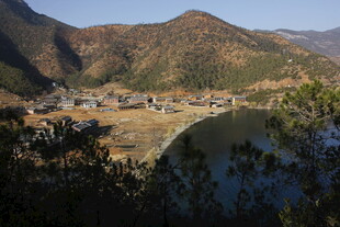 山间湖畔村落美景