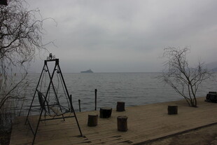 湖边空旷场地与秋千设施