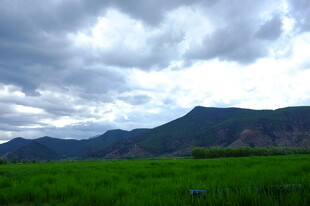 草原山峦间的多云景致