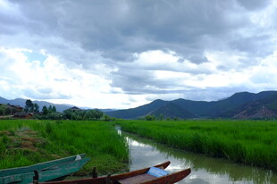 河畔小船 远山云雾之景