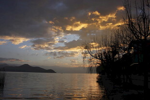 湖畔黄昏美景