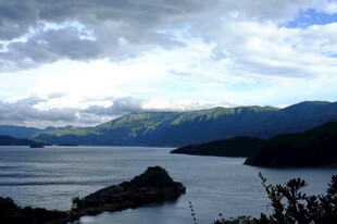 湖畔山峦美景