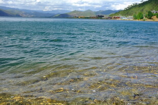 清澈湖水与远处山峦美景