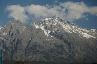 巍峨雪山壮丽风光