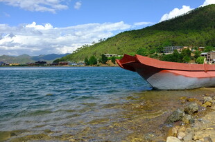 湖畔红船静泊于碧水之畔