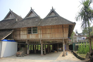 传统木质高脚屋建筑