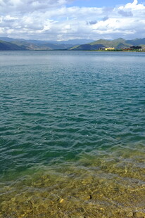 清澈湖水与远处山峦景色