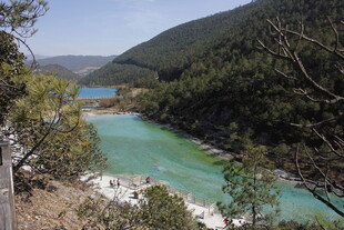 山间碧绿河流秀丽风光
