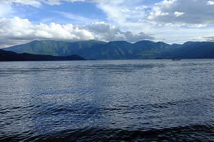 宁静湖面与远处山峦