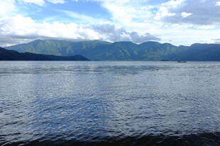 宁静湖景与远处山峦