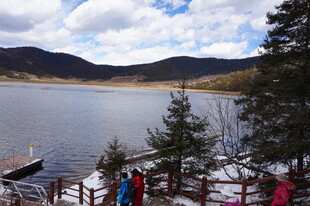 湖畔雪景中的游人赏景