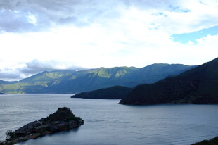 宁静山水间的美丽湖景