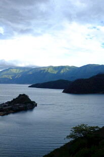 宁静山水间的美丽湖景