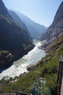 壮丽峡谷中的湍急河流
