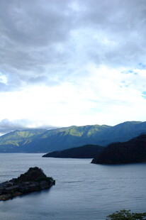 宁静山水间的湖光山色