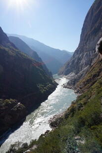 壮丽山河间的湍急河流