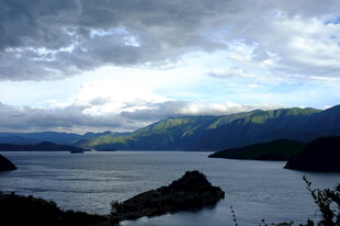 湖畔山峦间的壮丽风景