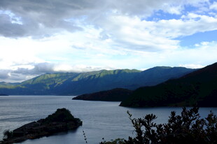 湖光山色间的自然美景