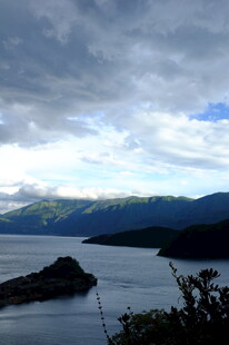 湖畔山峦间的多云景致