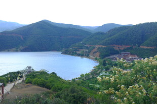 山间湖畔美景
