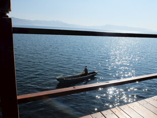 甲板上眺望海上小船