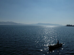 湖上轻舟泛 波光映蓝天