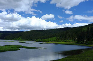 湖畔青山蓝天白云美景