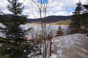 冬日山林湖畔风景