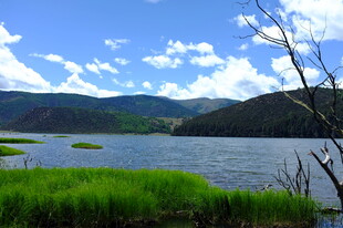 湖畔青山绿水美景如画