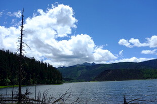 湖畔山林蓝天白云美景