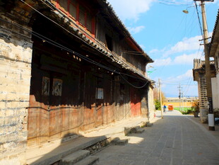 古旧街道旁的传统木质建筑