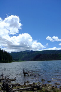 湖畔风光 蓝天白云映山水