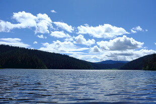 宁静湖畔的蓝天白云美景
