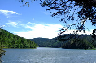 湖畔青山蓝天美景