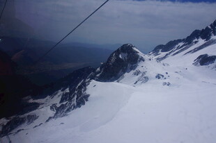 缆车视角下的雪山美景