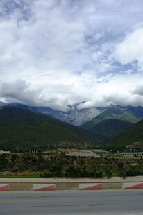 公路边的壮丽山景