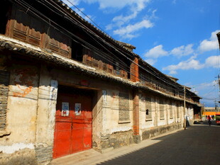 古旧街道旁的红门老屋