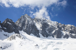 壮丽雪山景观