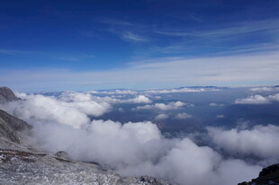 云海之上的壮丽山景