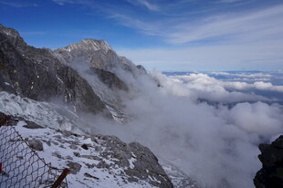 雪山云海壮丽景观