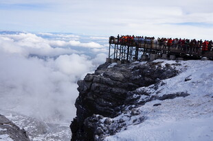 雪山悬崖观景台人群景观
