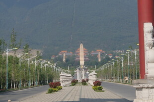 宽阔大道与远处建筑景观