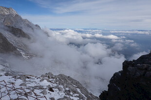 雪山云海壮丽景观