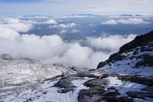 雪山云海壮丽景观