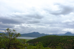 山间云雾缭绕的自然美景