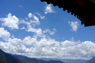 屋檐下的蓝天白云山峦