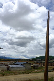 户外风景中的高耸立柱