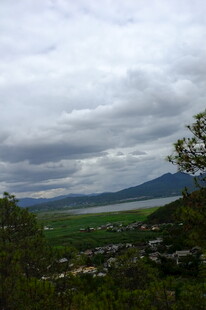 山间村落隐于云雾之下